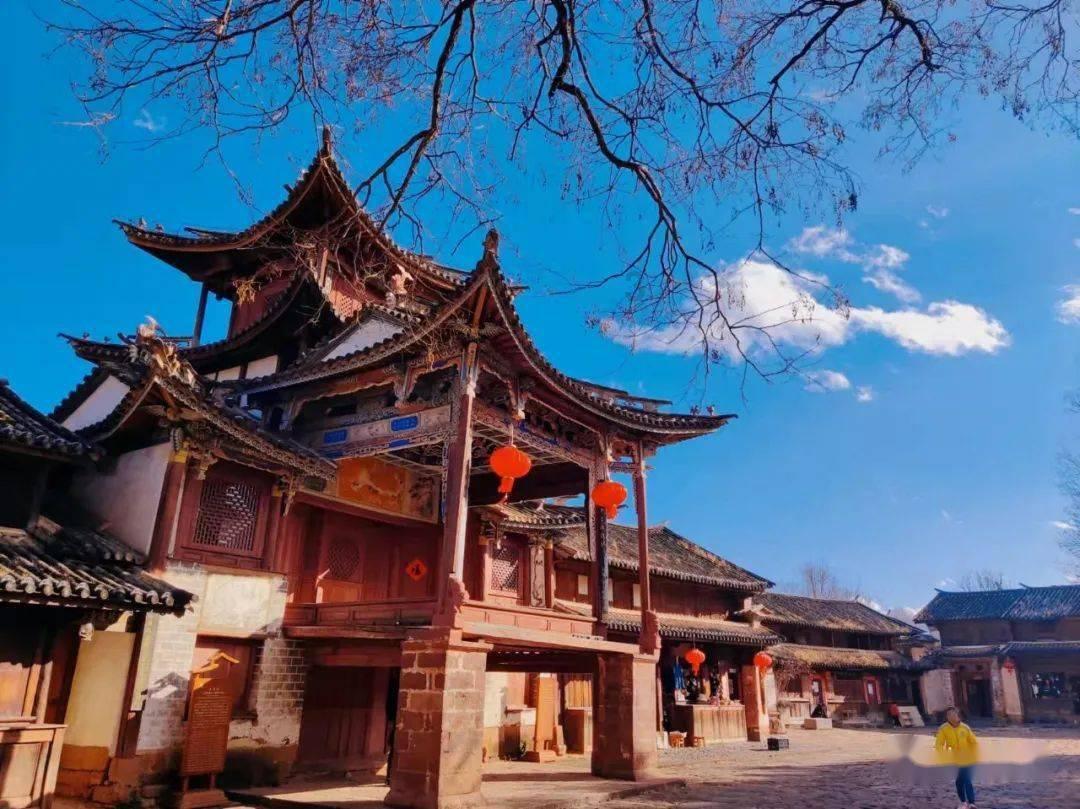 夜幕降临，特色灯光将满洲里装点得璀璨迷人，河畔景色美不胜收